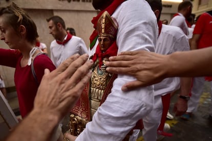 La imagen de San Fermín es llevada por las calles de Pamplona, este domingo, momentos antes del primer encierro de los sanfermines.