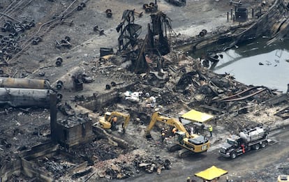 Foto aérea de los trabajos de desescombro después de la explosión del tren cargado de crudo en el pueblo de Lac-Megantic (Canada), 9 de julio de 2013.