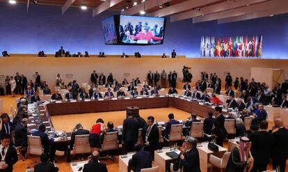 Angela Merkel habla en el arranque de la primera sesi&oacute;n de la cumbre del G20 este viernes en Hamburgo, Alemania. 