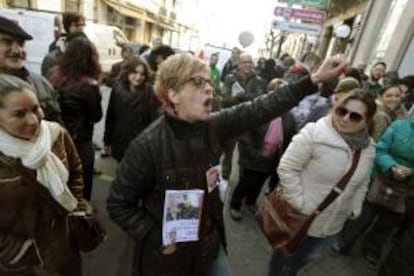 Concentración de apoyo a un afectado por un desahucio en A Coruña. EFE/archivo