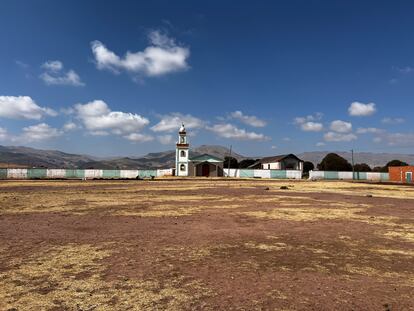 La iglesia de Wuancollo, es el lugar donde luego de realizar una ceremonia andina, se celebra una misa, para recibir favores del Dios de los cristianos y los dioses de los Andes.