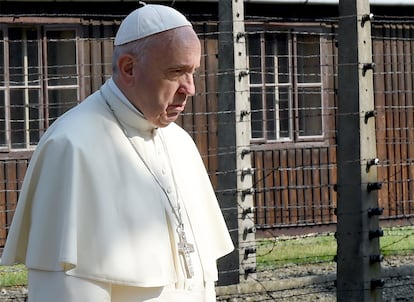 El papa Francisco camina por las instalaciones del campo de concentración de Auschwitz en Oswiecim (Polonia).