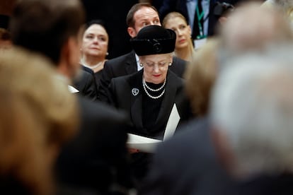 La reina Margarita II de Dinamarca, cuñada de Constantino (Ana María es su hermana menor) sigue el oficio religioso en la catedral de Atenas.