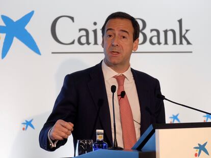 Gonzalo Gortázar atiende a la prensa durante la presentación de resultados de CaixaBank, en febrero de 2018.