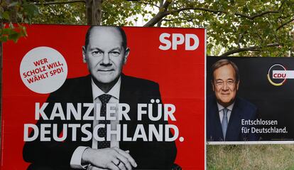 Carteles electorales en Berlín. En primer plano, el de Olaf Scholz, candidato socialdemócrata y ministro de Finanzas del actual gobierno de Angela Merkel. En segundo plano, el del candidato conservador, Armin Laschet.