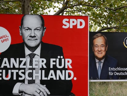 Carteles electorales en Berlín. En primer plano, el de Olaf Scholz, candidato socialdemócrata y ministro de Finanzas del actual gobierno de Angela Merkel. En segundo plano, el del candidato conservador, Armin Laschet.