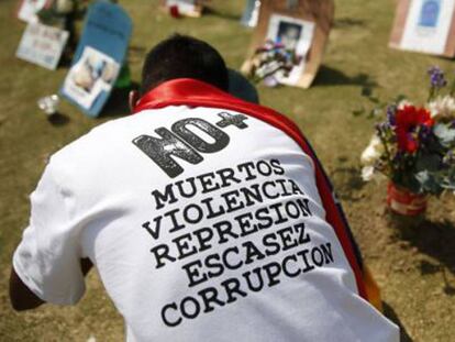 Un ciudadano frente a tumbas por violencia en Venezuela.