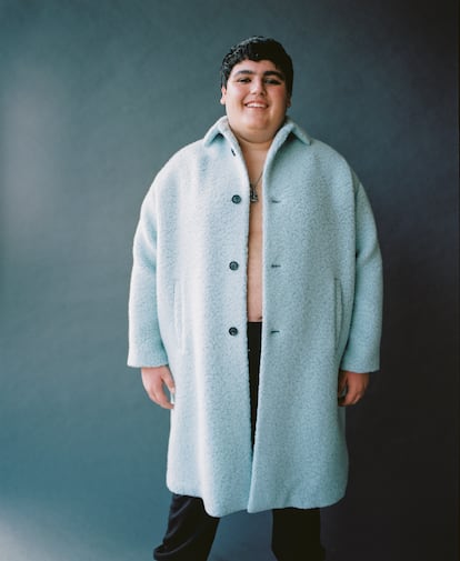 Sobre estas líneas, Manu Soler lleva abrigo de lana azul bebé PRADA.