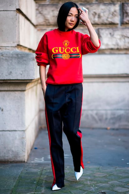 Gucci cuenta con sofisticadas sudaderas con el logo de la firma. Mezcladas con pantalones de raya lateral y tacones se convierten en objeto de deseo para cualquier amante del 'femleisure'.