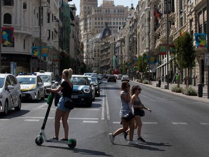 Varias personas cruzan por la Gran Vía, en el interior de Madrid Central.