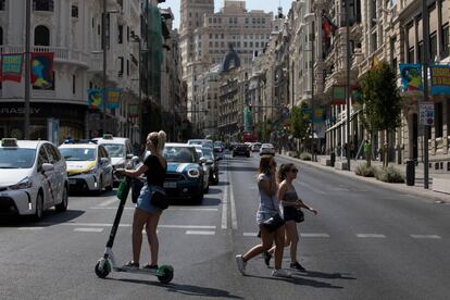 Varias personas cruzan por la Gran Vía, en el interior de Madrid Central.