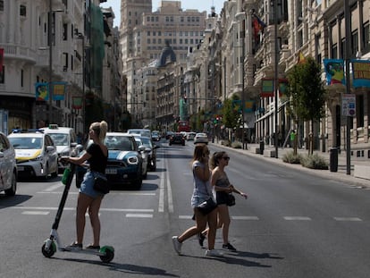 Varias personas cruzan por la Gran Vía, en el interior de Madrid Central.