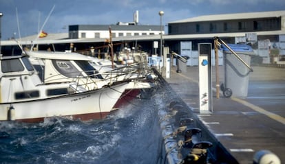 El puerto de L&#039;Escala (Girona) hoy durante las rachas de viento.