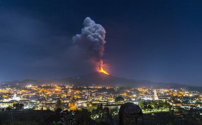 Las llamas y el humo que salen del cráter, se elevan sobre la ciudad de Pedara, Sicilia. El volcán Etna, el más activo de Europa, ha entrado en erupción de forma constante desde la semana pasada, expulsando humo, ceniza y fuentes de lava al rojo vivo.