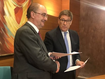 Firma del acuerdo entre Javier Lambán, presidente en funciones de Aragón, y Arturo Aliaga, líder del PAR.