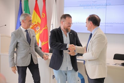 El periodista Jesús Cañas, en el centro, recoge el premio del Concurso Periodístico Puerto Bahía de Algeciras.