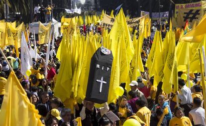 Una manifestaci&oacute;n del PRD en contra del gasolinazo. 