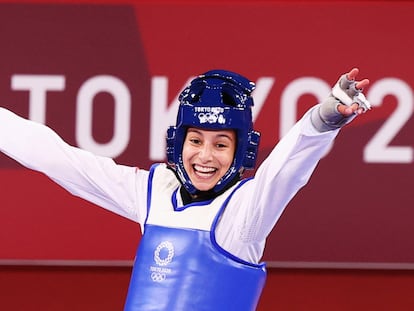 La española Adriana Cerezo festeja la medalla en los Juegos Olímpicos de Tokio.
