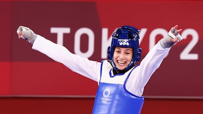 La española Adriana Cerezo celebra tras conseguir la medalla de plata en Taekwondo en los Juegos Olímpicos de Tokio.