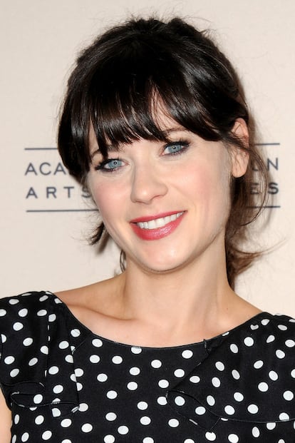 Primer plano de Zooey Deschanel: ¿ha hecho un pacto con el diablo para aparentar siempre 25 años?