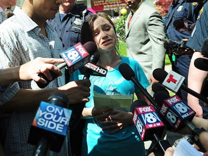 Beth Berry, hermana de Amanda, durante la rueda de prensa.