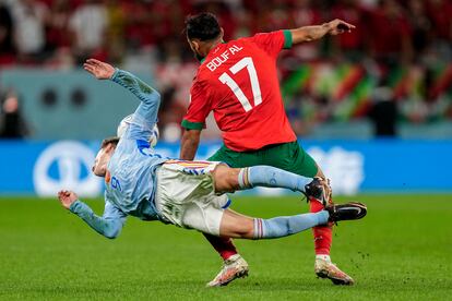 Sofiane Boufal, a la derecha, pelea un balón con Gavi. 