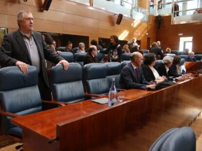 José Quintana, de pie, ante los escaños vacíos de Tomás Gómez y Manu Menéndez hoy en el Pleno de la Asamblea de Madrid.