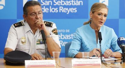 La delegada del Gobierno, Cristina Cifuentes, y el jefe superior de Policía de Madrid, Alfonso Fernández Díez.