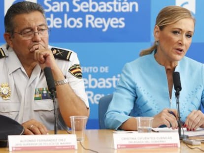 La delegada del Gobierno, Cristina Cifuentes, y el jefe superior de Policía de Madrid, Alfonso Fernández Díez.