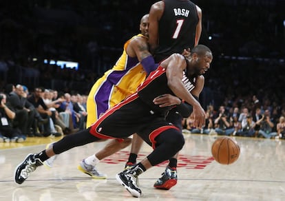 Wade entra a canasta tras aprovechar el bloqueo de Bosh sobre Bryant.