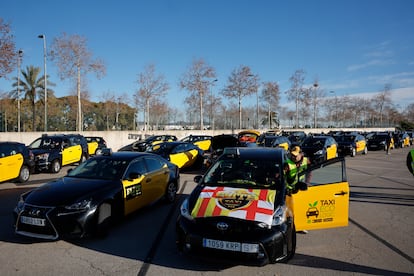 Numerosos taxis estacionados en la Terminal 2 del Aeropuerto de Barcelona este miércoles en que miles de taxis participan en una marcha lenta.