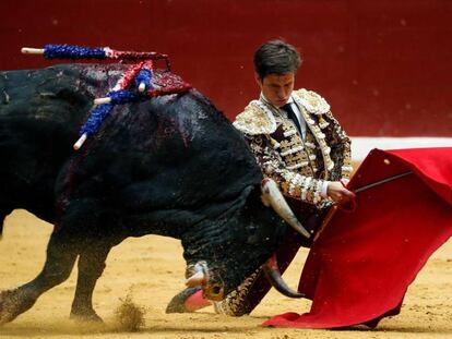 El Juli, en un pase por bajo a uno de sus toros.