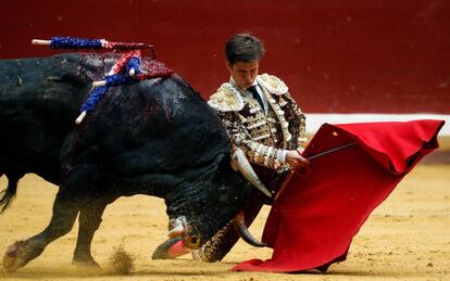 El Juli, en un pase por bajo a uno de sus toros.