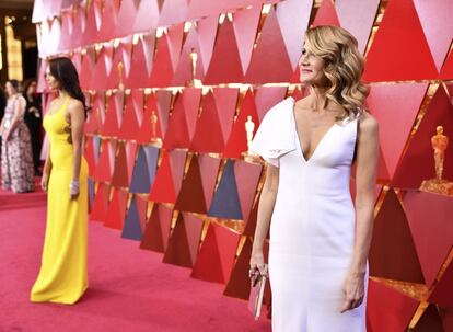 Laura Dern no tapete vermelho do Oscar 2018. 