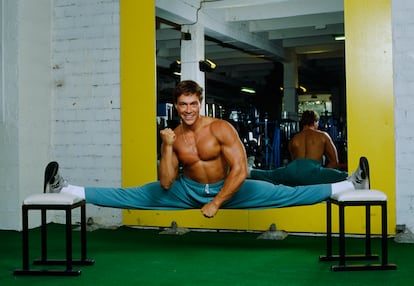 El actor Jean-Claude Van Damme, ejecutando su pose más reconocida en París en 1988.