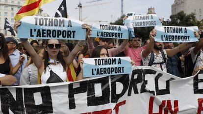 Protestas en la plaza de Cataluña, este lunes, animando a los barceloneses a dirigirse al aeropuerto.