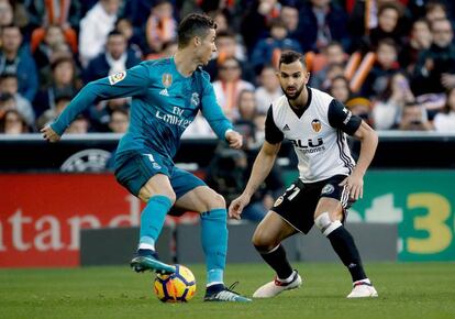 Ronaldo (i), pelea un baln con el jugador del Valencia Martn Montoya.