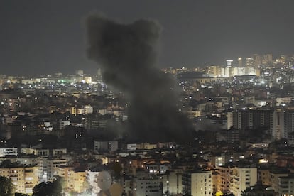 Una columna de humo se levanta este jueves en el suburbio de Dahieh, en el sur de Beirut, tras un ataque israelí.