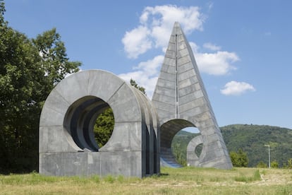 Conocido como “el francotirador”, este monumento en Popina (Serbia) fue ideado por Bogdan Bogdanović.