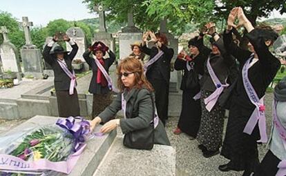 Candidatas del partido feminista Plazandreok de San Sebastián, vestidas de sufragistas, en un acto dedicado a Clara Campoamor la semana pasada.