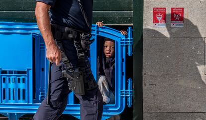Los niños llegados en patera también son recluidos en una nave bajo custodia policial en Fuerteventura.