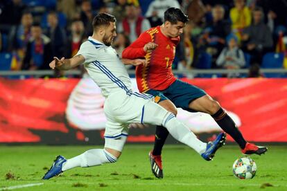 Bicakcic y Morata, en una acción del partido.