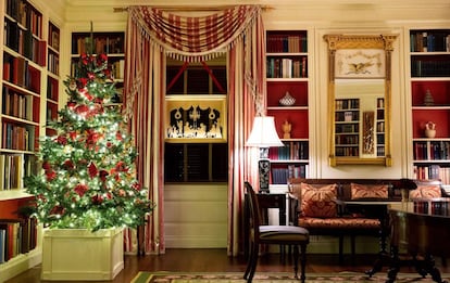 Los abetos navideños se han instalado también en los pequeños despachos de la Casa Blanca.