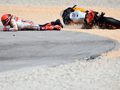 Marc Márquez, en el suelo, tras al accidente en el circuito de Portimao.