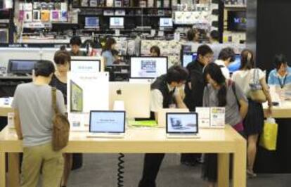 El producto interior bruto (PIB) de Japón se contrajo un 0,4 por ciento entre octubre y diciembre de 2012, lo que supone su tercer trimestre consecutivo de retroceso. EFE/Archivo