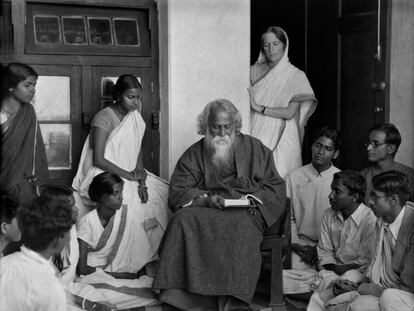 Varios estudiantes rodean a Rabindranath Tagore en su universidad de Santiniketan, en 1929. 