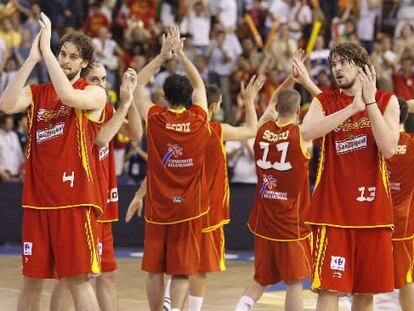 Los jugadores de la selección española aplauden al público tras el encuentro contra Portugal