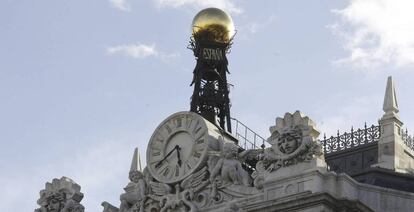 Reloj en la fachada de la sede del Banco de España, en la Plaza de Cibeles en Madrid.