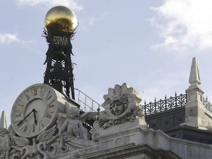 Reloj en la fachada de la sede del Banco de España, en la Plaza de Cibeles en Madrid.