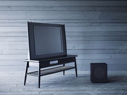 Original mueble que disimula nuestro televisor, de Ikea.